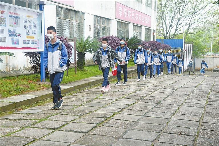 沙河中学学生分隔一米依次入校.