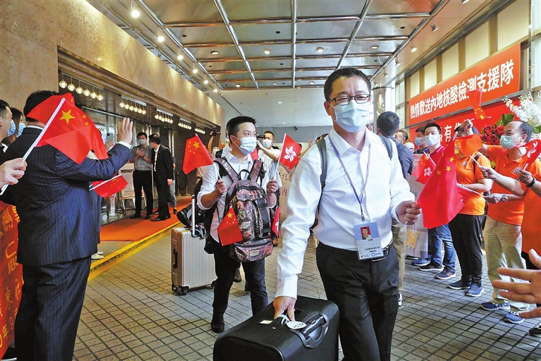 9月16日,在内地核酸检测支援队住宿酒店,香港市民自发欢送支援队离